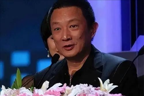 風流導演跌落神壇 曾毀半壁美人江湖，今六十七歲獨飲寂寥